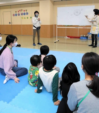 昨年１２月に開かれた「ぽっとらっくクリスマス会」で、絵描き歌を楽しむ子どもたち＝神戸市須磨区西落合１