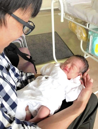 心身ともに負担の大きい産前や産後、お父さんの存在は絶大です＝西宮市内