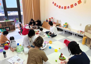 マムラボの「おもちゃの広場」で遊ぶ親子＝７月２４日、神戸市兵庫区水木通８