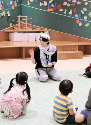 童話に登場する生き物になりながら作品を楽しむワークショップ＝２月１７日、神戸市兵庫区新開地５、新開地アートひろば（野澤美希さん提供）