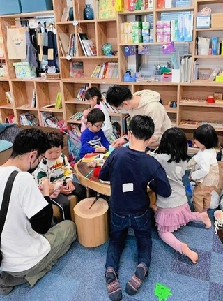 室内あそび場「ＰＯＲＴＯ（ポルト）」と連携して開いたイベント「まちなかパパひろば」の様子＝２０２３年４月、神戸市中央区八幡通４、ＰＯＲＴＯ（永山優さん提供）