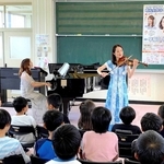 ２０１９年に開かれた「おん☆かつ」で、演奏に聴き入る児童ら＝加東市上久米、市立米田小学校（加東文化振興財団提供）