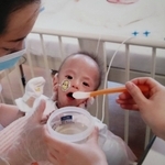 小児病棟に移る少し前から始めた離乳食の様子