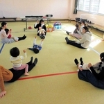 １１月に開かれた「なかよしひろば」で、親子遊びを楽しむ参加者＝神戸市西区玉津町上池、玉津南公民館（同館提供）