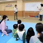 昨年１２月に開かれた「ぽっとらっくクリスマス会」で、絵描き歌を楽しむ子どもたち＝神戸市須磨区西落合１
