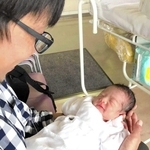 心身ともに負担の大きい産前や産後、お父さんの存在は絶大です＝西宮市内