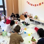 マムラボの「おもちゃの広場」で遊ぶ親子＝７月２４日、神戸市兵庫区水木通８