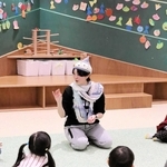童話に登場する生き物になりながら作品を楽しむワークショップ＝２月１７日、神戸市兵庫区新開地５、新開地アートひろば（野澤美希さん提供）