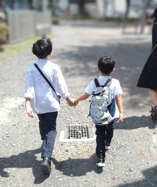 写真は8月15日、Sちゃんと手をつないで歩く次男