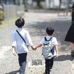 写真は8月15日、Sちゃんと手をつないで歩く次男