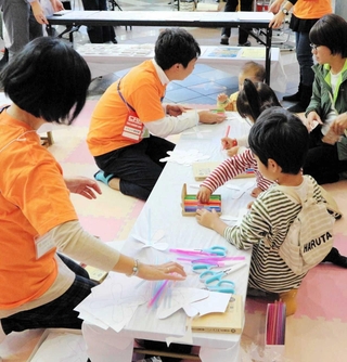 「すきっぷフェスタ２０１８」のワークショップの様子＝２０１８年１１月、神戸市中央区東川崎町
