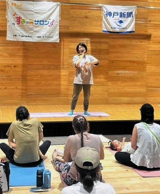 「すきっぷフェスタ」の親子ヨガ教室で、講師を務める藤本亜希子さん＝神戸市中央区東町