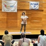 「すきっぷフェスタ」の親子ヨガ教室で、講師を務める藤本亜希子さん＝神戸市中央区東町