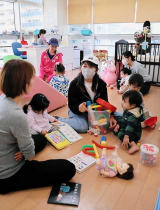 「育ちあいサポートブーケ」が運営する「アステ市民プラザ子育て支援ルーム」で、思い思いに過ごす親子＝川西市栄町
