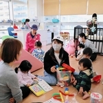 「育ちあいサポートブーケ」が運営する「アステ市民プラザ子育て支援ルーム」で、思い思いに過ごす親子＝川西市栄町