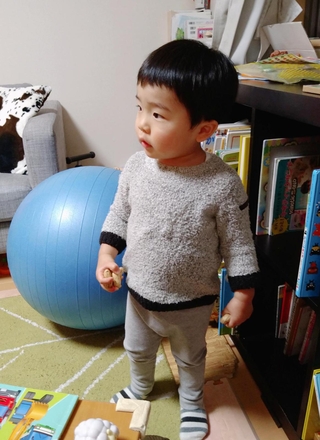 豆を両手に握りしめドアのほうを見つめる次男