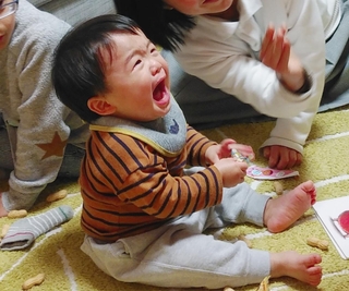 泣き叫ぶ子ども