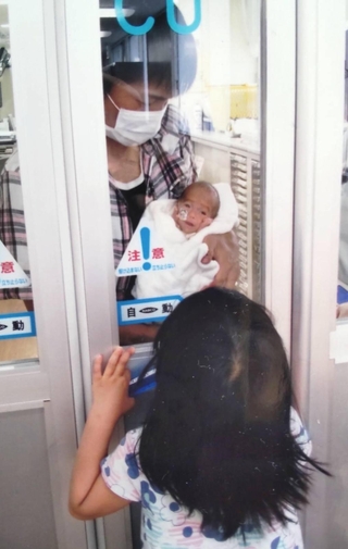 娘と息子がドア越しに初対面したとき