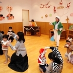 2024年12月に開いたイベント「英語でリトミック」で、音楽に合わせ体を動かす親子＝西宮市高松町、西宮阪急子育てコミュニティールーム