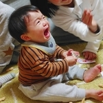 泣き叫ぶ子ども