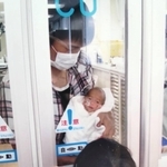 娘と息子がドア越しに初対面したとき
