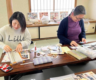 １月に開かれた「アルバムラボ」で、思い思いにアルバムを作る参加者ら＝神戸市西区美賀多台３、みかたプラザ集会所（峰村さん提供）
