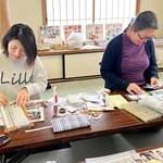 １月に開かれた「アルバムラボ」で、思い思いにアルバムを作る参加者ら＝神戸市西区美賀多台３、みかたプラザ集会所（峰村さん提供）