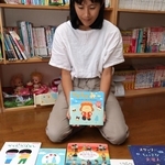「絵本で性教育」の活動を続ける川崎あゆみさんと、おすすめの本＝西宮市内