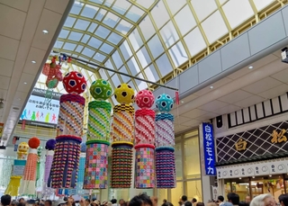 商店街に並ぶ、仙台七夕まつりの豪華な吹き流し。10年ぶりぐらいに行けました。