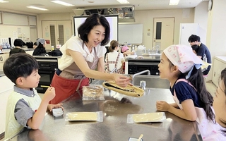 講師の今村靖子さんからおだしについて学ぶ子どもたち＝東灘区文化センター
