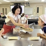 講師の今村靖子さんからおだしについて学ぶ子どもたち＝東灘区文化センター
