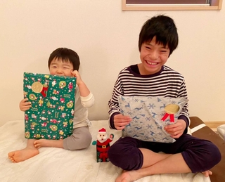 4年前、サンタさんが来た翌朝の長男と次男。