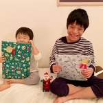 4年前、サンタさんが来た翌朝の長男と次男。