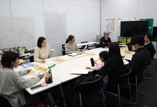 1月5日に開かれた「ケアの必要な子どものいる家庭の防災について考える会」で、困りごとなどを出し合う参加者＝西宮市六湛寺町、西宮市役所第二庁舎