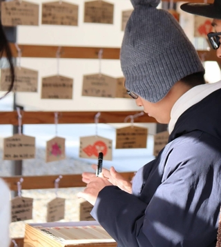 初もうでで絵馬に「こうこう ごうかく」と書く息子