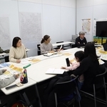 1月5日に開かれた「ケアの必要な子どものいる家庭の防災について考える会」で、困りごとなどを出し合う参加者＝西宮市六湛寺町、西宮市役所第二庁舎