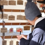 初もうでで絵馬に「こうこう ごうかく」と書く息子