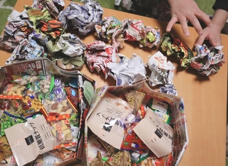 今年の節分に使った「フェイク豆」。次男が急きょ、丸めたチラシも用意してくれました。