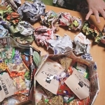 今年の節分に使った「フェイク豆」。次男が急きょ、丸めたチラシも用意してくれました。