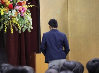 3月16日におこなわれた中学校の卒業式で、卒業証書をもらうため登壇する息子