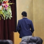 3月16日におこなわれた中学校の卒業式で、卒業証書をもらうため登壇する息子