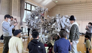 過去の新聞紙あそびの様子（ファザーリングジャパン関西提供）