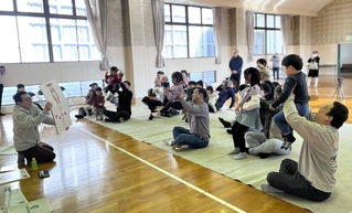 過去の新聞紙あそびの様子（ファザーリングジャパン関西提供）