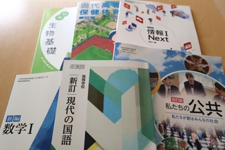 1年次の前期は、国語、数学、体育、生物、公共の5教科のみ。いい意味でのカルチャーショックの連続です