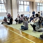 過去の新聞紙あそびの様子（ファザーリングジャパン関西提供）