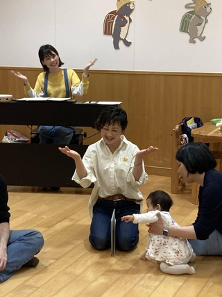 親子クラブHughugのライブ英語リトミック（親子クラブHughug提供）