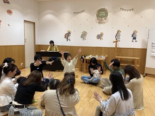 親子クラブHughugのライブ英語リトミック（親子クラブHughug提供）