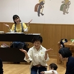 親子クラブHughugのライブ英語リトミック（親子クラブHughug提供）