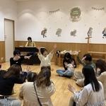 親子クラブHughugのライブ英語リトミック（親子クラブHughug提供）