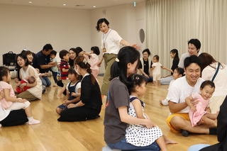ペアになり、英語で自己紹介し合う親子＝神戸市中央区東町、中央区文化センター
